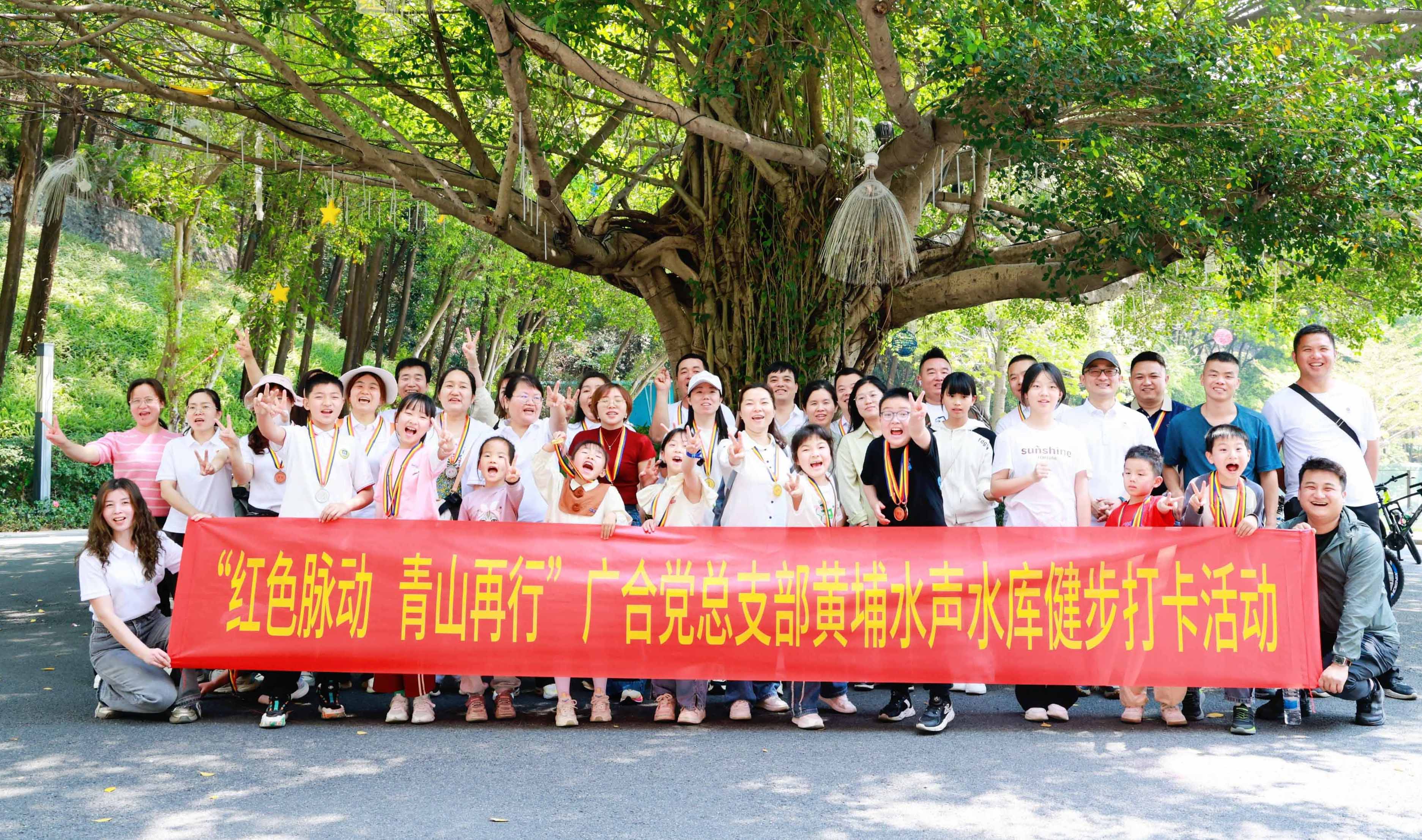 ��ɫ��������ɽ���У�ͽ��Ѱ������Я�������